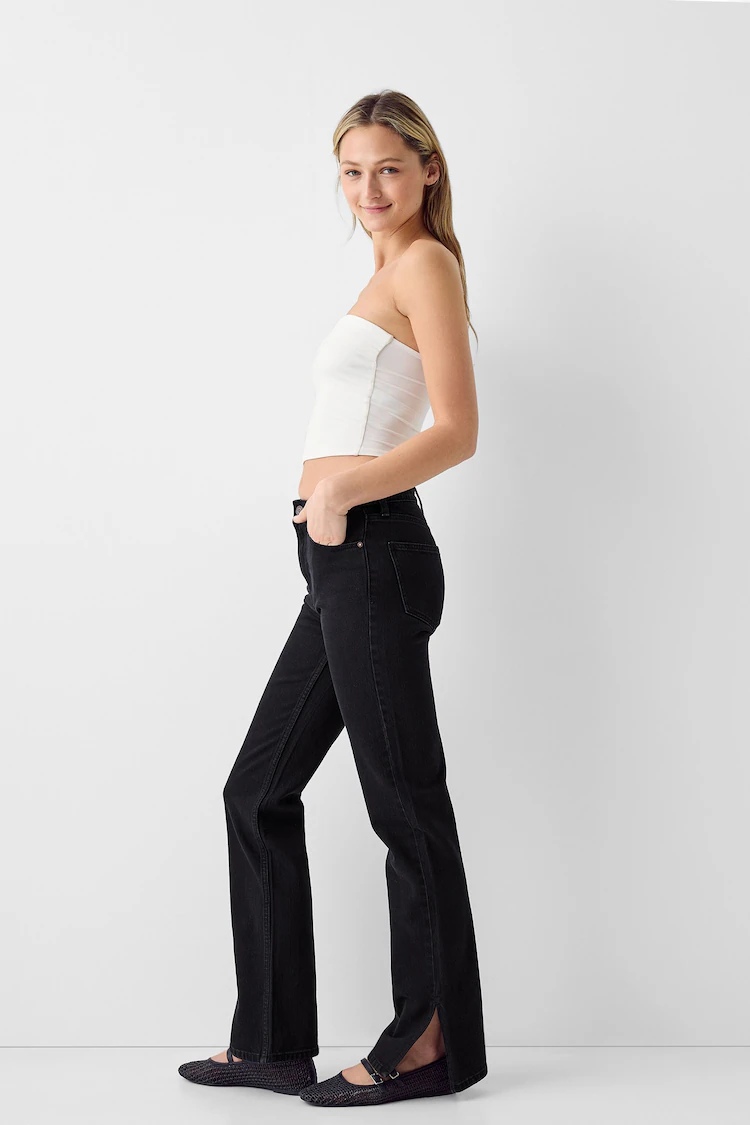 Джинсы Bershka: https://www.bershka.com/de/bequeme-jeans-schlaghose-mit-seitlichem-schlitz-c0p149435585.html?colorId=800