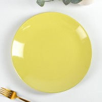 Тарелка керамическая обеденная Доляна «Пастель», d=27 см, цвет жёлтый: Цвет: Какая посуда сейчас в моде? Та, которая не вредит окружающей среде, демонстрирует универсальность и практичность при любых условиях. Керамика отвечает этим требованиям. Если на вашей кухне ещё нет изделий из натуральной керамики, советуем задуматься об обновках.Посуда серии «Пастель» от торговой марки Доляна изготовлена из качественной керамики. Керамическая посуда выдерживает низкие и высокие температуры, что позволяет блюдам дольше сохранять тепло. Пастельные тона подчёркивают нежный и романтичный декор коллекции. Такая посуда впишется практически в любой интерьер, наполнит лёгкостью и изяществом вашу кухню.Можно использовать в СВЧ и посудомоечной машине.
