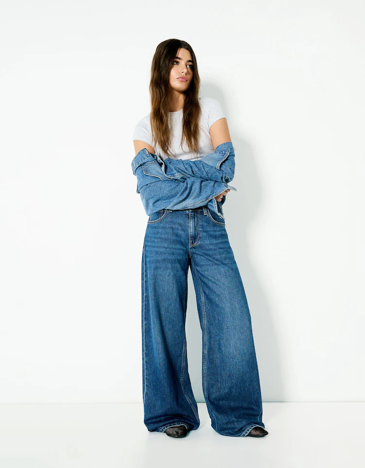 Джинсы Bershka: https://www.bershka.com/de/wide-leg-jeans-c0p152036069.html?colorId=400