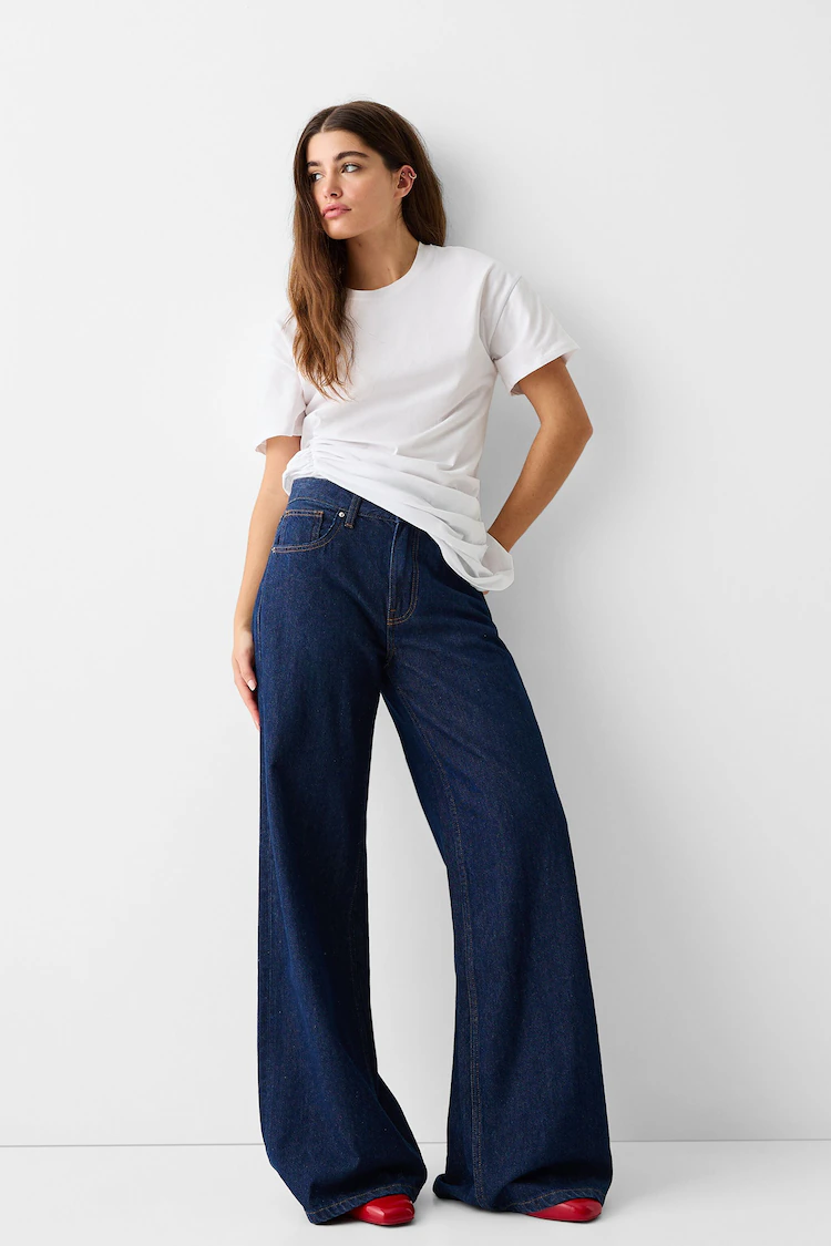 Джинсы Bershka: https://www.bershka.com/de/wide-leg-jeans-c0p152036070.html?colorId=401