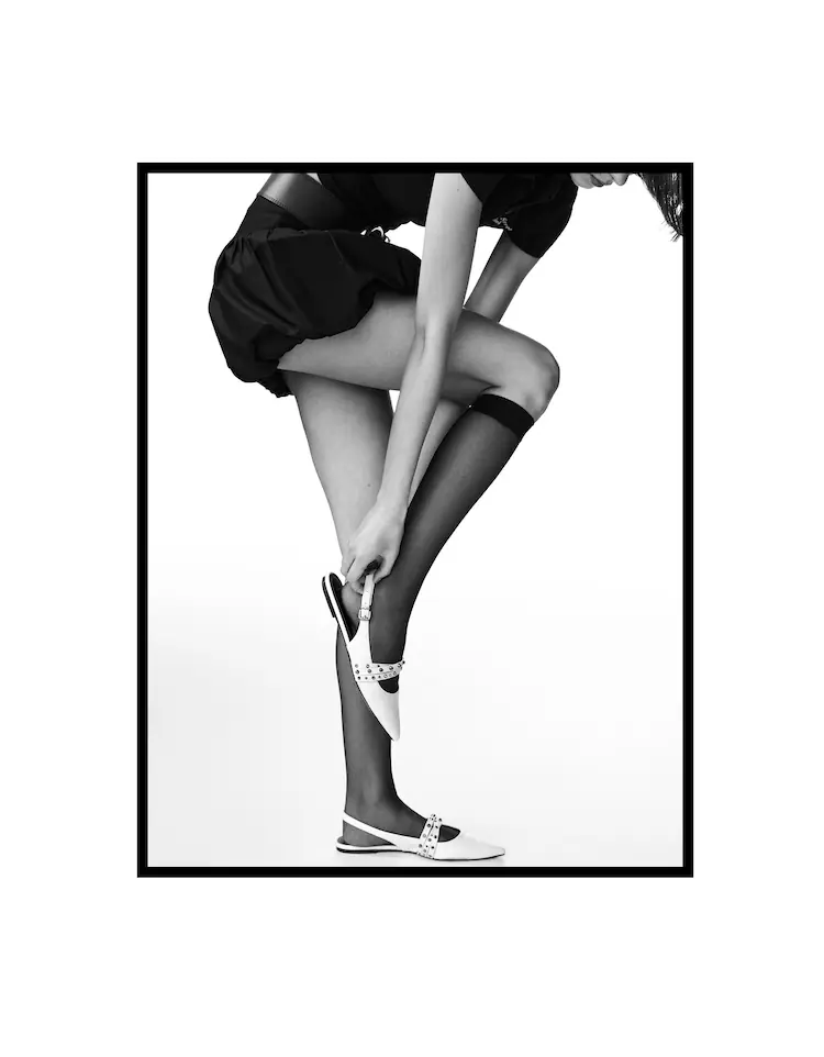Обувь Bershka: Цвет: https://www.bershka.com/de/ballerinas-mit-offener-ferse-und-nieten-c0p157413686.html?colorId=001&stylismId=1
