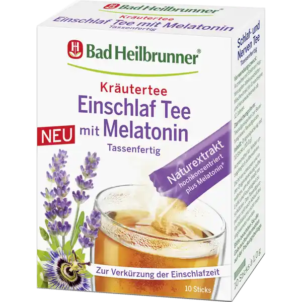 Bad Heilbrunner Einschlaf Tee mit Melatonin: Цвет: Produktbeschreibung und details Dieser hochwertige Krutertee vereint den leichten floralen Geschmack von Lavendel mit der harmonischmilden Note der Passionsblume Das enthaltene Melatonin ist eine hormonhnliche Substanz die auch vom menschlichen Krper hergestellt wird und beim Schlafen eine wichtige Rolle spielt Melatonin trgt zur Verkrzung der Einschlafzeit bei Der einzeln vorportionierte konzentrierte Naturextrakt plus Melatonin wird in einem hochinnovativen und schonenden Verfahren hergestellt und lsst sich unkompliziert und schnell zubereiten Mit heien oder kalten Wasser bergossen lst sich dieser sofort auf  ganz ohne Umrhren So kann dieser Krutertee mit all seinen wertvollen natrlichen Inhaltsstoffen sofort getrunken werden Lebensmittelunternehmer Name Bad Heilbrunner Naturheilmittel GmbH ampamp Co KG Adresse D Bad Heilbrunn wwwbadheilbrunnerde Rechtlich vorgeschriebene Produktbezeichnung Teeaufgusspulver Zutaten Maltodextrin Kruterextrakte PfefferminzExtrakt se BrombeerbltterExtrakt PassionsblumenkrautExtrakt  LavendelbltenExtrakt  natrliches Aroma Melatonin Lavendell  Von Natur aus glutenfrei lactosefrei Ohne Zuckerzusatz Nhrwerte Durchschnittliche Nhrwertangaben pro  ml pro  Portion pro Stick  ml Wasser Energie  kj   kcal  kj   kcal Fett amplt  g amplt  g davon  gesttigte Fettsuren amplt  g amplt  g Kohlenhydrate amplt  g amplt  g davon  Zucker amplt  g amplt  g Eiwei amplt  g amplt  g Salz amplt  g amplt  g Anwendung und Gebrauch Teeaufgusspulver aus KruterExtrakten mit Melatonin natrlich aromatisiert mit HonigGeschmack zur Bereitung eines Teeaufgusses Melatonin trgt zur Verkrzung der Einschlafzeit bei Bitte achten Sie auf eine abwechslungsreiche ausgewogene Ernhrung und eine gesunde Lebensweise Fr Schwangere und Kinder nicht geeignet Die Einnahme ber einen lngeren Zeitraum bzw Daueranwendung wird nicht empfohlen Gebrauch Aufbewahrung und Verwendung Aufbewahrungs und Verwendungsbedingungen Lichtgeschtzt khl und trocken lagern Zubereitung Hinweise Den Inhalt eines Stickts in eine Tasse geben und mit heiem Wasser ca  ml auflsen Wir empfehlen  mal tglich  Tasse des frisch zubereiteten Aufgusses kurz vor dem Schlagengehen zu trinken damit sich die positive Wirkung einstellt Die Tagesdosis von  Stick nicht berschreiten
https://www.rossmann.de/de/gesundheit-bad-heilbrunner-einschlaf-tee-mit-melatonin/p/4008137015085