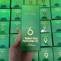 Средство для волос: Цвет: 60мл
Парфюмированное масло для волос Masil 6 Salon Hair Perfume Oil глубоко питает, укрепляет структуру волоса, заполняет поврежденные участки, делая локоны гладкими и послушными. Устраняет сухость и ломкость, интенсивно восстанавливает ослабленные волосы, возвращает здоровый блеск. Масло образует невидимый защитный слой вокруг волоса, который обеспечивает надежную термозащиту и оберегает от агрессивного воздействия укладочных средств, фена, процедур химической завивки и окрашивания. Возвращает волосам эластичность, разглаживает кератиновые чешуйки и сеченые кончики и облегчает расчесывание. Масло быстро впитывается, проникая вглубь волоса и интенсивно восстанавливая его изнутри. Не образует липкости
