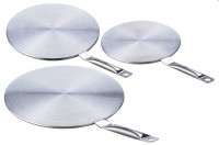 Адаптер для индукционной плиты 20см из нержавеющей стали арт.IA-20: Цвет: Адаптер для индукционных плит позволяет использовать посуду из любого материала на индукционных плитах.
Чтобы не испортить поверхность новой стеклокерамики, стоит соблюдать некоторые правила при эксплуатации диска:
• Не нужно включать конфорку на максимальную мощность при использовании переходника.
• Любая ёмкость, используемая в комплекте с адаптером, должна иметь идеально ровное дно.
• Нельзя использовать посуду с меньшим диаметром дна. Иначе стеклокерамика или адаптер быстро потемнеют из-за повышенной концентрации температуры в области непокрытой поверхности.
• Нельзя больше минуты держать пустой диск на включённой конфорке. Либо сразу поставьте на него заполненную ёмкость, либо выключите, пока не будете готовы к процессу приготовления.
• После отключения конфорки и снятия посуды адаптер способен поддерживать высокую температуру ещё в течение 10 минут, стоит выдержать это время и только потом убирать диск.
• Нельзя ставить диск адаптера на конфорку большего или меньшего размера.
