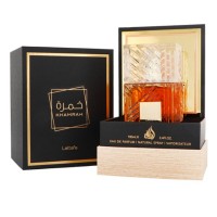 lattafa khamrah edp 100 ml (Стойкий клон Kilian Angel’s Share): Парфюмерный дом из Арабских Эмиратов Lattafa Perfumes уже неоднократно удивлял изысканными, необычными и шлейфовыми ароматами, в которых традиционные восточные ингредиенты смешиваются с современными технологиями, воплощаясь в элитарные шедевры для мужчин и женщин. Новинка бренда, парфюмерная вода Lattafa Perfumes Khamrah относится к типу фужерных и пряных, ее глубокая и гармоничная композиция несет настроение романтики и чувственности, а темперамент - словно у восточной красавицы - взрывной и искрящийся эмоциями. Пряные, теплые и окутывающие аккорды корицы и сладковато-древесного мускатного ореха пьяняще благоухают и манят в начале ароматической мелодии. Терпкая, цитрусовая и пряная зелень бергамота дополняет специевый старт. Очень сладкое, по-восточному расслабленное сердце парфюмерной воды звучит шоколадным пралине, вялеными на солнце сахарными финиками, цветочной неудержимостью царственной туберозы и плотным ландышево-магнолиевым тоном молекулы Mahonial. В шлейфовой базе аромата пульсирует дуэт из теплого, амбрового и соблазнительного амбервуда и неожиданного древесно-перечного акигалавуда. Ванильная сладость, усиленная бензоином и карамельными бобами тонка, привносит женственную ноту в эту концентрированную экзотическую древесность, а смолисто-бальзамичная и сладкая мирра завершает раскрытие Lattafa Perfumes Khamrah.