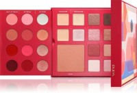 PUPA Milano Pupart M Lidschatten & Kontourpalette f?r Augen und Lippen | NOTINO: Eine Palette f?r unz?hlige Looks
Die Lidschatten & Kontourpalette f?r Augen und Lippen PUPA Milano Pupart M ist ein vielseitiger Begleiter f?r alle, die gerne mit Make-up experimentieren. Sie vereint eine sorgf?ltig kuratierte Auswahl an Farben und Finishes, um sowohl dezente Tages-Looks als auch glamour?se Abend-Make-ups zu gestalten. Entdecken Sie das Spiel zwischen samtig-matten T?nen, elegant gl?nzenden Nuancen und aufregenden Glitzerpartikeln. Diese Palette bietet alles N?tige, um Augen und Lippen perfekt aufeinander abzustimmen und harmonische Gesamtbilder zu erschaffen.
Eigenschaften:
kombiniert Lidschatten und Lippenfarben
bietet matte, gl?nzende und glitzernde Finishes
erm?glicht das Kreieren von kompletten Make-up-Looks
ideal f?r abwechslungsreiche Looks von dezent bis intensiv
kompaktes Design f?r zu Hause und unterwegs
Anwendung:
Die Lidschatten mit einem Pinsel oder Applikator auf die Augenlider auftragen und nach Belieben verblenden, um die gew?nschte Intensit?t zu erreichen. Die Lippenfarben k?nnen mit einem Lippenpinsel oder der Fingerspitze aufgetragen werden, um die Lippen zu betonen und ihnen Farbe zu schenken.
Unser Tipp:
F?r einen besonders wachen und strahlenden Blick kann ein heller, schimmernder Lidschatten als Highlight im inneren Augenwinkel platziert werden. Ein Tupfer Glanz in der Mitte der Lippe l?sst diese optisch voller wirken.