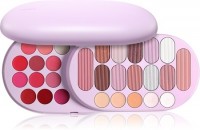 PUPA Milano Make My Day Lidschatten & Kontourpalette | NOTINO: F?r ein komplettes Make-up f?r Gesicht, Augen und Lippen
Die Lidschatten- & Kontourpalette PUPA Milano Make My Day Make My Day ist eine vielseitige Make-up-Palette, die alles f?r einen kompletten Look f?r Augen, Gesicht und Lippen enth?lt. Sie kombiniert sechs hochpigmentierte Lidschatten mit unterschiedlichen Finishes, ein zartes Rouge f?r einen frischen Teint sowie eine Auswahl an klassischen und matten Lippenstiften und Glossen. Dank des durchdachten, kompakten Designs mit einem Geheimfach ist sie auch auf Reisen ein praktischer Begleiter.
Eigenschaften:
kombiniert Produkte f?r Augen, Lippen und Gesicht
enth?lt 6 Lidschatten, 1 Rouge und 6 Lippenprodukte
bietet klassische, matte und gl?nzende Lippen-Finishes
kompaktes Design, ideal f?r zu Hause und auf Reisen
bis zu 95 % der Inhaltsstoffe sind nat?rlichen Ursprungs
die talkfreie Rezeptur wurde dermatologisch getestet
wird in Italien entworfen und hergestellt
Anwendung:
Das Rouge mit einem Pinsel auf die Wangenknochen auftragen, um dem Gesicht einen frischen und strahlenden Ausdruck zu verleihen. F?r die Augen einen helleren Lidschatten im Augenwinkel, in der Mitte des Lids oder unter dem Augenbrauenbogen als Lichtpunkt verwenden. Mittlere T?ne auf das bewegliche Lid und dunklere Nuancen am ?u?eren Augenwinkel auftragen, um den Blick zu intensivieren und zu verl?ngern.
Unser Tipp:
Nachdem die Produkte aufgebraucht sind, kann der innere Teil herausgenommen und die Verpackung als praktische Aufbewahrungsbox wiederverwendet werden.