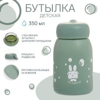 Бутылка для воды детская «Маленький кролик», 350 мл, стеклянная, МИКС: Цвет: Страна: Китай
В боксе: 80 шт
Состав: Пластик, стекло
Материалы: пластик, стекло
Фасовка: по 1 шт
Индивидуальная упаковка: Цветная коробка
Сертификат: СТР
Набор: Нет
Цвет: МИКС
Диаметр горловины, см: 4,5
Объём, мл: 350
Рисунок: Да
Материал: Стекло
Вид: Бутылка
Можно мыть в посудомоечной машине: Нет
Особенности: На подвесе
ТНВЭД: 7013499900

Детская бутылка "Маленький кролик" предназначена специально для взрослых детей. Изготовленная из пищевого пластика и безопасного стекла. Обладает стильным дизайном, который понравится детям. имеет матовую поверхность, которая придает ей элегантный вид и предотвращает скольжение в руке. Объем 350 мл обеспечит достаточное количество жидкости на целый день.
Преимущества:
*	Экологичность: Изготовлена из безопасного для здоровья пластика и стекла, без содержания вредных веществ.
*	Удобство: Широкая горловина упрощает наполнение бутылки водой и ее чистку
*	Забавный дизайн: Рисунок кролика делает бутылку привлекательной для детей
*	Легкость: Бутылочка легкая, что позволяет ребенку удобно держать её в руках
Рекомендации
*	Не мыть в посудомоечной машине.
*	Плотно закрывать крышку.
1