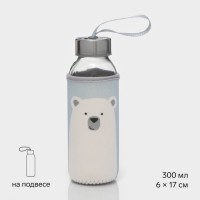 Бутылка для воды «Белый мишка», 300 мл, h=17 см, в чехле, стекло, голубая, прозрачная: Цвет: Страна: Китай
В боксе: 100 шт
Состав: Металл, пластик, стекло, текстиль
Материалы: металл, пластик, стекло, текстиль
Фасовка: по 1 шт
Индивидуальная упаковка: Картонная коробка / упаковка
Габариты товара: 6 см x 6 см x 17 см
Сертификат: СТР
Цвет: Прозрачный
Диаметр корпуса, см: 5,8
Объём, мл: 300
Рисунок: Нет
Материал: Стекло
Можно мыть в посудомоечной машине: Да
Текстура: Гладкая
Особенности: Без особенностей
Особенности: В чехле, С ремнем
ТНВЭД: 7013499900

Стеклянная бутылка с чехлом и ремешком подойдет тем, кто ценит простоту и функциональность. Объёмом 300 мл — это практичный аксессуар для ежедневного использования дома, в офисе или на прогулке.
Преимущества:
*	Прозрачный корпус из стекла: гладкая поверхность сохраняет вкус и запах напитков без посторонних оттенков. Такой материал устойчив к царапинам.
*	Креативный чехол обеспечивает защиту от ударов и удобство переноски. Легко крепится на руку или сумку, освобождая руки и снижая риск случайного падения.
*	Компактные размеры: высота 17 см и диаметр 5,8 см позволяют брать бутылку с собой в поездки и спортивные занятия, не занимая много места.
*	Уход без хлопот: бутылку можно мыть в посудомоечной машине (без чехла), что сокращает время на чистку и сохраняет прозрачность стекла надолго.
Она легко впишется в любой образ и станет надежным спутником в повседневной жизни.
Дополнительно
Реокмендации по уходу и эксплуатации:
Можно мыть (без чехла) в посудомоечной машине.
Нельзя использовать в СВЧ-печи.
1