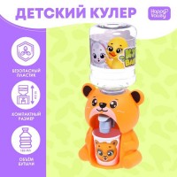 Кулер Happy Valley «Baby zoo», мишка, 185 мл: Цвет: Страна: Китай
В боксе: 120 шт
Состав: Бумага, пластик
Материалы: бумага, пластик
Фасовка: по 1 шт
Индивидуальная упаковка: Цветная коробка
Габариты товара: 9 см x 6 см x 17,5 см
Сертификат: ЕАС
Цвет: Оранжевый
Для кого: Унисекс
Возраст: От 3 лет
Объём, л: 0,19
Материал: Пластик
Назначение детской техники: Для кухни
Особенности: Льётся вода
Тематика: Бытовая техника
ТНВЭД: 9503007000

Компактный кулер для воды с небольшим резервуаром дополнит интерьер кухни маленькой хозяюшки и сделает игровые сюжеты более реалистичными.
Особенности
*	Объём бутылочки — 185 мл.
*	В комплект входит пластиковый стаканчик высотой 4 см.
*	Чтобы налить воду, нужно нажать на краник.
Подготовка к использованию
1.	Снимите бутылку с кулера.
2.	Вымойте ёмкость, а затем наберите в неё воду.
3.	Закрутите кулер на бутылочке.
4.	Аккуратно переверните кулер вместе с ёмкостью.
Дополнительно
Кулер не предназначен для использования в посудомоечной машине.
Не наливайте в него горячую воду и жидкости с мякотью и кусочками фруктов. Такие действия могут привести к поломке кулера.
1