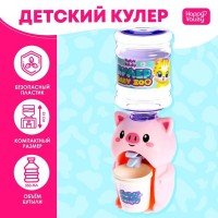 Кулер детский для воды Happy Valley «Baby zoo», хрюшка, 350 мл: Цвет: Доставка: Платная
Страна: Китай
В боксе: 48 шт
Состав: Бумага, пластик
Материалы: бумага, пластик
Фасовка: по 1 шт
Индивидуальная упаковка: Цветная коробка
Габариты товара: 10,5 см x 8 см x 22 см
Сертификат: ЕАС
Цвет: Розовый
Для кого: Унисекс
Возраст: От 3 лет
Объём, л: 0,35
Материал: Пластик
Назначение детской техники: Для дома
Особенности: Льётся вода
Тематика: Бытовая техника
ТНВЭД: 9503007000

Компактный кулер для воды с небольшим резервуаром дополнит интерьер кухни маленькой хозяюшки и сделает игровые сюжеты более реалистичными.
Особенности
*	Объём бутылочки — 350 мл.
*	В комплект входят 2 бумажных стаканчика высотой 4 см.
*	Чтобы налить воду, нужно нажать на краник.
Подготовка к использованию
1.	Снимите бутылку с кулера.
2.	Вымойте ёмкость, а затем наберите в неё воду.
3.	Закрутите кулер на бутылочке.
4.	Аккуратно переверните кулер вместе с ёмкостью.
Дополнительно
Кулер не предназначен для использования в посудомоечной машине.
Не наливайте в него горячую воду и жидкости с мякотью и кусочками фруктов. Такие действия могут привести к поломке кулера.
1