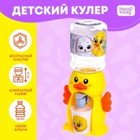 Кулер детский для воды Happy Valley «Baby zoo», утёнок, 185 мл: Цвет: Страна: Китай
В боксе: 120 шт
Состав: Бумага, пластик
Материалы: бумага, пластик
Фасовка: по 1 шт
Индивидуальная упаковка: Пакет (БОПП, полиэтилен, ПВХ, дой-пак)
Габариты товара: 9 см x 6 см x 17,5 см
Сертификат: ЕАС
Цвет: Жёлтый
Для кого: Унисекс
Возраст: От 3 лет
Объём, л: 0,19
Объём, мл: 185
Материал: Пластик
Назначение детской техники: Для дома
Особенности: Льётся вода
Тематика: Бытовая техника
ТНВЭД: 9503007000

Компактный кулер для воды с небольшим резервуаром дополнит интерьер кухни маленькой хозяюшки и сделает игровые сюжеты более реалистичными.
Особенности
*	Объём бутылочки — 185 мл.
*	В комплект входит пластиковый стаканчик высотой 4 см.
*	Чтобы налить воду, нужно нажать на краник.
Подготовка к использованию
1.	Снимите бутылку с кулера.
2.	Вымойте ёмкость, а затем наберите в неё воду.
3.	Закрутите кулер на бутылочке.
4.	Аккуратно переверните кулер вместе с ёмкостью.
Дополнительно
Кулер не предназначен для использования в посудомоечной машине.
Не наливайте в него горячую воду и жидкости с мякотью и кусочками фруктов. Такие действия могут привести к поломке кулера.
1