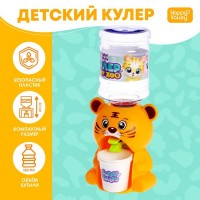 Кулер детский для воды Happy Valley «Baby zoo», тигрёнок, 350 мл: Цвет: Страна: Китай
В боксе: 48 шт
Состав: Бумага, пластик
Материалы: бумага, пластик
Фасовка: по 1 шт
Индивидуальная упаковка: Цветная коробка
Габариты товара: 10,5 см x 8 см x 22 см
Сертификат: ЕАС
Цвет: Оранжевый
Для кого: Унисекс
Возраст: От 3 лет
Объём, л: 0,35
Материал: Пластик
Назначение детской техники: Для дома
Особенности: Льётся вода
Тематика: Бытовая техника
ТНВЭД: 9503007000

Компактный кулер для воды с небольшим резервуаром дополнит интерьер кухни маленькой хозяюшки и сделает игровые сюжеты более реалистичными.
Особенности
*	Объём бутылочки — 350 мл.
*	В комплект входят 2 бумажных стаканчика высотой 4 см.
*	Чтобы налить воду, нужно нажать на краник.
Подготовка к использованию
1.	Снимите бутылку с кулера.
2.	Вымойте ёмкость, а затем наберите в неё воду.
3.	Закрутите кулер на бутылочке.
4.	Аккуратно переверните кулер вместе с ёмкостью.
Дополнительно
Кулер не предназначен для использования в посудомоечной машине.
Не наливайте в него горячую воду и жидкости с мякотью и кусочками фруктов. Такие действия могут привести к поломке кулера.
1
