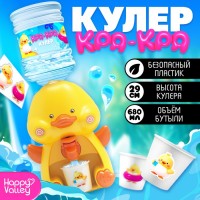 Кулер детский для воды Happy Valley Baby zoo «Утёнок», 680 мл: Цвет: Доставка: Платная
Страна: Китай
В боксе: 36 шт
Состав: Бумага, пластик
Материалы: бумага, пластик
Фасовка: по 1 шт
Индивидуальная упаковка: Цветная коробка
Габариты товара: 13 см x 13 см x 30 см
Сертификат: ЕАС
Цвет: Жёлтый
Для кого: Унисекс
Возраст: От 3 лет
Объём, л: 0,68
Материал: Пластик
Назначение детской техники: Для дома
Особенности: Льётся вода
Тематика: Бытовая техника
ТНВЭД: 9503007000

Компактный кулер для воды с небольшим резервуаром дополнит интерьер игрушечной кухни маленькой хозяюшки, сделает игровые сюжеты более реалистичными.
Особенности
*	Высота кулера — 29 см. Компактное устройство не займёт много места на кухне, ребёнку будет удобно им пользоваться
*	Объём бутыли — 680 мл.
*	В комплект входят 2 бумажных стаканчика высотой 5 см.
*	Чтобы налить воду, нужно нажать на краник.
Подготовка к использованию
1.	Снимите бутылку с кулера.
2.	Вымойте ёмкость, а затем наберите в неё воду.
3.	Закрутите кулер на бутылочке.
4.	Аккуратно переверните кулер вместе с ёмкостью.
Дополнительно
Кулер не предназначен для использования в посудомоечной машине.
Не наливайте в него горячую воду и жидкости с мякотью и кусочками фруктов. Такие действия могут привести к поломке кулера.
1