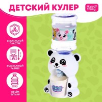 Кулер детский для воды Happy Valley «Baby zoo», панда, 350 мл: Цвет: Страна: Китай
В боксе: 48 шт
Состав: Бумага, пластик
Материалы: бумага, пластик
Фасовка: по 1 шт
Индивидуальная упаковка: Пакет (БОПП, полиэтилен, ПВХ, дой-пак)
Габариты товара: 10,5 см x 8 см x 22 см
Сертификат: ЕАС
Цвет: Белый
Для кого: Унисекс
Возраст: От 3 лет
Объём, л: 0,35
Объём, мл: 350
Материал: Пластик
Назначение детской техники: Для дома
Особенности: Льётся вода
Тематика: Бытовая техника
ТНВЭД: 9503007000

Компактный кулер для воды с небольшим резервуаром дополнит интерьер кухни маленькой хозяюшки и сделает игровые сюжеты более реалистичными.
Особенности
*	Объём бутылочки — 350 мл.
*	В комплект входят 2 бумажных стаканчика высотой 4 см и объёмом 50 мл.
*	Чтобы налить воду, нужно нажать на краник.
Подготовка к использованию
1.	Снимите бутылку с кулера.
2.	Вымойте ёмкость, а затем наберите в неё воду.
3.	Закрутите кулер на бутылочке.
4.	Аккуратно переверните кулер вместе с ёмкостью.
Дополнительно
Кулер не предназначен для использования в посудомоечной машине.
Не наливайте в него горячую воду и жидкости с мякотью и кусочками фруктов. Такие действия могут привести к поломке кулера.
1