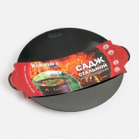 Садж KUKMARA, d=49 см, с эко-воронением, толщина стали 2 мм, металл, чёрный: Цвет: Доставка: Платная
Страна: Россия
В боксе: 5 шт
Состав: Металл
Материалы: металл
Фасовка: по 1 шт
Индивидуальная упаковка: ВПП Пленка
Сертификат: Не подлежит сертификации
Цвет: Чёрный
Диаметр, см: 49
Толщина стенки, мм: 2
Толщина дна, мм: 2
Крышка: Нет
Материал: Металл
Съёмная ручка: Нет
Тип плиты: Для газовой плиты
Капсульное дно: Нет
Вид сковороды: Садж
Можно мыть в посудомоечной машине: Нет
ТНВЭД: 7323940000

Настоящая саджа для газовой плиты — это инструмент для приготовления, проверенный веками. Круглая форма и открытая конструкция создают идеальные условия для быстрого обжаривания мяса, овощей и морепродуктов с характерным ароматом дымка. Толщина стали в 2 мм обеспечивает равномерное распределение и удержание высокой температуры, что важно для правильной техники приготовления.
Преимущества
*	Классический круглый садж диаметром 49 см для газовой конфорки.
*	Цельнотянутая конструкция из чёрного металла толщиной 2 мм.
*	Утолщённое дно и стенки для эффективного теплового режима.
*	Покрытие с эко-воронением, которое формируется в процессе использования.
*	Стационарная ручка для безопасного перемещения с плиты.
*	Рекомендованный уход — ручная мойка без использования посудомоечной машины.
Эта модель подойдёт тем, кто ценит аутентичность в приготовлении восточных и кавказских блюд. Прочная сталь и отсутствие сложного внутреннего покрытия делают её долговечным выбором для домашней кухни. Со временем естественное эко-воронение улучшит её антипригарные свойства, превращая посуду в персональный, «настроенный» инструмент повара.
