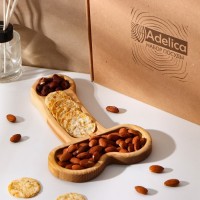 Блюдо деревянное для подачи Adelica, (L), в подарочной коробке, дерево береза, 25?16.5?1.7 см: Цвет: Страна: Россия
В боксе: 23 шт
Состав: Береза
Материалы: береза
Фасовка: по 1 шт
Индивидуальная упаковка: Картонная коробка / упаковка
Габариты товара: 25 см x 16,5 см x 1,7 см
Сертификат: Не подлежит сертификации
Набор: Нет
Цвет: Коричневый
Длина, см: 25
Ширина, см: 16,5
Количество ячеек: 3
Тематика: Однотонная
Рисунок: Нет
Крышка: Нет
Вид дерева: Берёза
Материал: Дерево
Можно мыть в посудомоечной машине: Нет
Можно использовать в СВЧ-печи: Нет
Особенности: Без особенностей
ТНВЭД: 7323940000

Идеальный подарок найден! Изделие станет стильным и уютным элементом вашей кухни и незаменимым аксессуаром для сервировки стола.
Правила ухода
1.	Изделия нужно обязательно мыть вручную в тёплой воде. Замачивание изделия в раковине повредит его: от воды древесина может испортиться.
2.	После мытья необходимо протереть мягкой тряпочкой. Сушите деревянную посуду, уложив на плоскую поверхность так, чтобы она не деформировались. Если постоянно ставить набок, то постепенно посуда будет выгибаться в определённую сторону.
3.	Периодически обрабатывайте маслом или мазью. Это создаст защиту от влаги.
4.	Не рекомендуется использовать под горячие мясные и рыбные блюда, потому что из-за этого могут остаться следы на поверхности изделия.

