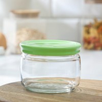 Банка для сыпучих продуктов Pasabahce Cesni, 420 мл, с пластиковой крышкой, стекло, прозрачная: Цвет: Артикул поставщика: 43002SLB
В боксе: 12 шт
Габариты товара: 10 см x 10 см x 8,7 см
Цвет: Зелёный
Объём, л: 0,42
Крышка: Да
Страна: Россия
Состав: Пластик, стекло
Материалы: пластик, стекло
Фасовка: по 1 шт
Индивидуальная упаковка: Без упаковки
Сертификат: СТР
Набор: Нет
Рисунок: Нет
Материал крышки: Пластик
Материал: Стекло
Герметичная крышка: Да
Можно мыть в посудомоечной машине: Да
Текстура: Гладкая
Назначение: Для сыпучих
Особенности: Без особенностей
ТНВЭД: 7010906109

«Pasabahce» – это Мировой производитель первоклассного барного и ресторанного стекла с более чем 80-ти летней историей. Вся продукция бренда проходит несколько ступеней обжига и контроля качества, прежде чем попасть к вам на стол. Столовая посуда компании «Pasabahce» ценится рестораторами за её непревзойденное качество стекла, а так же за сравнительно недорогой ценник.
Преимущества:
*	практичность и долговечность;
*	экологическая безопасность;
*	не впитывает запахи;
*	изящность и привлекательность.
Эксплуатация:
*	мыть губкой или специальной мягкой щеткой;
*	осторожнее с посудомоечной машиной - желательно мыть стеклянные тарелки, бокалы при температуре чуть выше комнатной;
*	после мытья поместить на решетчатую стойку, чтобы вода стекала вниз;
*	полировать нужно мягким материалом без ворса, одним полотенцем взять предмет, другим полировать.
Дополнительно
Можно мыть в посудомоечной машине без использования абразивных моющих средств.
12