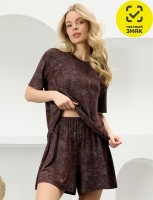 Костюм: Цвет: Производитель: ТМ ВиоТекс
Пол: ЖЕНСКИЙ
Полотно: вискоза
Состав: 95% вискоза, 5% лк
Возраст: взросл
Костюм женский в комбинации двух видов полотен: из гладкокрашенного трикотажного вискозного полотна с эффектом «варенка», состоящий из футболки и шорт. Футболка - классического покроя, с короткими втачными рукавами, горловиной овальной формы, обработанной втачной планкой.Шорты – свободные, средней длины, с эластичной тесьмой по талии.
1647.68 руб. - 50 шоколадный