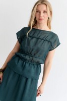 Блузка женская С2663-1 НСК оптом купить с доставкой | CLOXY WEAR: Цвет: Комфортная блуза из 100% крапивы премиум качества. Свободный топ со спущенной линией плеча, с декоративными горизонтальными сборками обработанные окантовкой, вырез лодочка по горловине, на талии узкие завязки в боковых швах.
Материал Крапива
Состав 100% Крапива
Длина 60 см. (42 размер), 62 см. (52 размер)
Цветовая гамма Темный изумруд
Силуэт Свободный
Принт Нет
Коллекция Весна #2