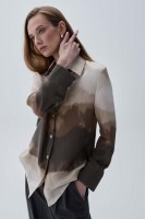 Блузка женская С2563-3 НСК оптом купить с доставкой | CLOXY WEAR: Цвет: Элегантная блуза-рубашка из принтованной вискозы. Модель прямого силуэта. Воротник рубашечный. Длинный рукав на широкой манжете. Застёжка на петли и пуговицы.
Материал Вискоза
Состав 85% вискоза 15% нейлон
Длина 69 см. (42 размер), 70 см. (52 размер)
Цветовая гамма Бежево-коричневая абстракция
Силуэт Прямой
Принт Да
Коллекция Осень #2