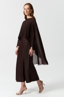 Блузка женская С20474-2 НСК оптом купить с доставкой | CLOXY WEAR: Цвет: Трендовая блуза-кейп из шифона. Модель свободного силуэта. По спинке застежка-капля на петлю и пуговицу. Длина по переду чуть ниже линии талии, длина по спинке ниже линии колена.
Материал Шифон
Состав 100% полиэстер
Длина По переду - 40 см, по спинке - 90 см
Цветовая гамма Шоколад
Силуэт Свободный
Принт Нет
Коллекция Новый год 2026