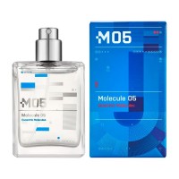 escentric molecules molecule 05 туалетная вода тестер 100 мл: Цвет: Molecule 05 (Молекула 05) от Escentric Molecules — минималистичный древесный фужерный унисекс аромат, созданный в 2020 году вокруг единственной ноты кашемирана. Это чистое звучание молекулы Cashmeran, которая удивительным образом сочетает древесное тепло, мягкие мускусные обертоны, сухие хвойные и легкие фруктовые нюансы, создавая ощущение объемного, живого аромата, несмотря на лаконичный состав. На коже Molecule 05 ощущается по-разному: кому‑то он кажется теплым кашемировым пледом с сухим деревом и амброй, другим — легким шепотом моря и сосновых ветвей, а на ком‑то проявляется мягкая сладость с намеком на персик и свежескошенное сено. Аромат будто «подстраивается» под владельца, становясь очень личным, интимным и трудноуловимым для самого носителя, но при этом притягивающим внимание окружающих за счет мерцающего шлейфа. По отзывам, Molecule 05 отличается хорошей стойкостью и заметным, но не кричащим шлейфом: он может держаться на коже весь день и дольше сохраняться на одежде, оставляя сухой, благородный след. Если вы хотите купить современный, интеллектуальный аромат с одной нотой, но многогранным характером по разумной цене с удобной доставкой по России, Molecule 05 станет отличным кандидатом для вашей коллекции нишевой парфюмерии.
Источник: https://de-parfum.ru/catalog/product/53888-molecule-05-tualetnaya-voda/?srsltid=AfmBOoognh9oCRYJZ6r9uvj9_t0aphEmNbm8NTQtCtLq4uRWuEqdhuMI&utm_source=YandexDirect&utm_medium=cpc&utm_campaign=705053475&utm_content=17425008976&utm_term=---autotargeting&yclid=11121682771403866111&ybaip=1
