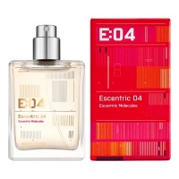 escentric molecules escentric 04 (u) edt 30 ml: Цвет: Escentric 04 — это древесный унисекс аромат от Escentric Molecules, созданный в 2017 году гениальным парфюмером Geza Schoen. В основе композиции уникальная молекула Javanol, которая дарит мягкое, сливочное звучание сандала с цитрусовыми и металлическими оттенками. Аромат открывается сочным грейпфрутом и свежим можжевельником, переходя в сердце с цветочными акцентами розы и османтуса, мастикового дерева и гальбанума. База закрепляет древесные ноты сандала, создавая сложный, многослойный парфюм, который напоминает о быстротечности времени и современном прогрессе. Это не просто духи, а интеллектуальный эликсир с психоделической свежестью: сладко-кислый грейпфрут смешивается с хвойной прохладой, цветы добавляют нежности, а сандал — кремовой глубины. Шлейф заметный, стойкость хорошая на одежде, аромат свежий, но с бальзамической теплотой. Идеальный оригинал для тех, кто ищет необычный парфюм с характером.
Источник: https://de-parfum.ru/catalog/product/10948-escentric-04/?utm_source=yandirect&utm_medium=cpa&utm_content=79419&yclid=17236075074882633727&ybaip=1
