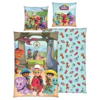 Dino Ranch Bettw?sche Set 135 x 200 cm + 80 x 80 cm 4434601050: Цвет: Marke: Lizenz
Material: 100 % Baumwolle
farbenfrohes Dino Ranch Bettw?sche-Set f?r Kinder – ideal f?r kleine Dino- und Abenteuerfans
Set besteht aus 1 Bettbezug und 1 Kissenbezug
Vorderseite mit gro?em, lebendigem Motiv der Dino Ranch Kids und ihrer Dinosaurier
R?ckseite mit wiederholtem, verspieltem Allover-Dino-Ranch-Muster
perfekt als Geschenk f?r Kinderzimmer, Geburtstage oder Fans der Serie
atmungsaktiv und temperaturausgleichend f?r einen angenehmen Schlaf
Wende-Bettw?sche mit zwei verschiedene Designs
hautfreundlich und pflegeleicht
produziert nach OEKO-TEX STANDARD 100
NEU & OVP
Artikelnr.: 4434601050
