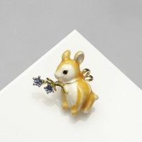 Брошь "Кролик" с цветочками, цветная в золоте: 