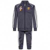adidas Originals x Kevin Lyons Baby / Kids Tracksuit HC1943: Цвет: https://www.sportspar.com/adidas-originals-x-kevin-lyons-baby/kids-tracksuit-hc1943
Brand: adidas Collaboration with Kevin Lyons Set consisting of Jogging Pants and Hoody Material: 100% polyester (recycled) Brand logo on the left chest and left trouser leg Graphics by Kevin Lyons on the front and back ribbed, light stand-up collar full-length zipper two open side pockets Adjustable waistband with internal drawstring without trouser pockets classic adidas stripes on the sides regular fit pleasant wearing comfort NEW, with label and original packaging