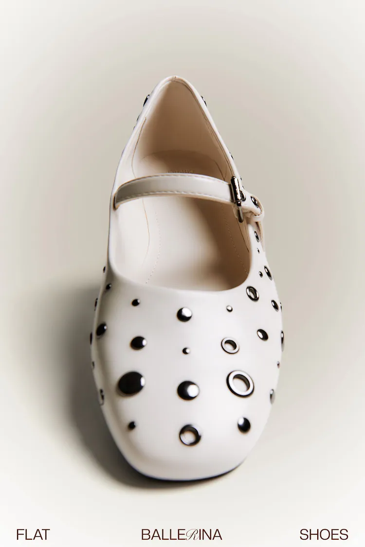 Обувь Bershka: Цвет: https://www.bershka.com/de/ballerinas-mit-nieten-und-schnalle-c0p151147131.html?colorId=001
