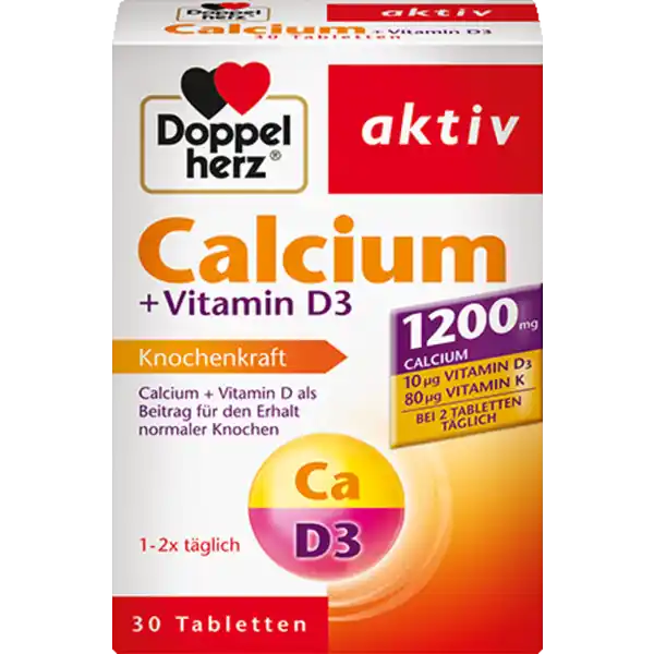 Doppelherz aktiv Calcium + Vitamin D3: Цвет: Produktbeschreibung und details Doppelherz aktiv Calcium  Vitamin D Die Doppelherz Calcium  Vitamin D Tabletten enthalten  mg Calcium  als Tagesdosis  bei Einnahme von  Tabletten tglich in sinnvoller Kombination mit Vitamin D und Vitamin K Calcium ist ein lebenswichtiger Mineralstoff und wird fr die Erhaltung normaler Knochen und Zhne bentigt Calcium trgt aber auch zur normalen Muskelfunktion und zur normalen Blutgerinnung bei Da der Knochen sich stndig neu aufbaut Calcium aber vom Krper nicht selbst gebildet werden kann muss es ausreichend und regelmig ber die Nahrung aufgenommen werden Ein hherer Calciumbedarf besteht besonders im Wachstumsalter whrend Schwangerschaft und Stillzeit bei Frauen in und nach den Wechseljahren bei Menschen ab dem  Lebensjahr Der Krper kann zwar Vitamin D durch die regelmige Einwirkung von Sonnenlicht auf die Haut selbst bilden jedoch reicht diese Eigenproduktion in unseren Breitengraden oft nicht aus Der CalciumEinbauhelfer Vitamin D trgt zu einer normalen Verwertung von Calcium bei und leistet wie Vitamin K einen Beitrag zum normalen Knochenerhalt Auf eine ausreichende Zufuhr dieser Vitamine ber die Nahrung sollte ebenfalls geachtet werden Lebensmittelunternehmer Name Queisser Pharma GmbH ampamp Co KG Adresse Schleswiger Strae   Flensburg wwwdoppelherzde UrsprungslandHerkunftsort Deutschland Rechtlich vorgeschriebene Produktbezeichnung Tabletten mit Calcium Vitamin D ampamp Vitamin K  Nahrungsergnzungsmittel Zutaten Calciumcarbonat Fllstoffe Gummi arabicum Cellulose und NatriumCarboxymethylcellulose Reisstrke Trennmittel Siliciumdioxid Magnesiumsalze der Speisefettsuren und Polysorbat  berzugsmittel Hydroxypropylmethylcellulose Schellack und Talkum Farbstoff Titandioxid Olivenl Phytomenadion Cholecalciferol Nhrwerte Durchschnittliche Nhrwertangaben pro  Portion NRV Calcium  mg   Vitamin D  g   Vitamin K  g   Anwendung und Gebrauch Tglich  Tabletten zu einer Mahlzeit mit ausreichend Flssigkeit unzerkaut einnehmen Warnhinweise und wichtige Hinweise Warnhinweise Die angegebene empfohlene tgliche Verzehrmenge darf nicht berschritten werdenNahrungsergnzungsmittel sind kein Ersatz fr eine ausgewogene und abwechslungsreiche Ernhrung und eine gesunde Lebensweise Fr kleine Kinder unzugnglich aufbewahren
https://www.rossmann.de/de/gesundheit-doppelherz-aktiv-calcium--vitamin-d3/p/4009932002645