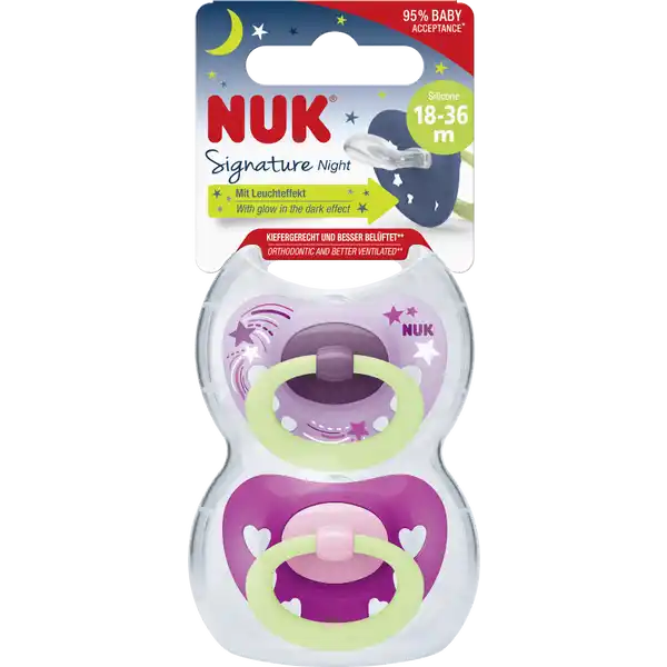 NUK Beruhigungssauger Signature Night, Flieder/Rosa 18-36 Monate: Цвет: Produktbeschreibung und details NUK Schnuller mit Leuchteffekt NUK LeuchtSchnuller helfen Baby leicht ins Land der Trume zu finden Dank eines fr Babys unbedenklichen Leuchtmaterials strahlen sie im Dunkeln einen sanften Lichtschein aus und knnen so auch in der Nacht ganz schnell und einfach gefunden werden NUK Signature Schnuller Von der Natur geformt Mit Liebe designt Sieh dir dieses kleine Gesicht an Diesen unverwechselbaren Ausdruck wenn dein Baby sein angeborenes Bedrfnis zu saugen stillt Die Antwort der NUK Signature Schnuller auf diese natrliche Notwendigkeit ist die vollkommen natrliche NUK Form Das Original Er ist einer Brustwarze beim Stillen nachempfunden So frdert er eine gesunde orale Entwicklung Denn es ist erwiesenermaen so dass natrliches Saugen nicht nur zur Einnahme von Nahrung dient sondern auch hilft wichtige Fhigkeiten wie richtiges Schlucken Kauen und letztlich auch Sprechen zu entwickeln Der NUK Schnuller ist so flach dnn und schmal dass er perfekt in den kleinen Mund passt und der Zunge genug Raum fr natrliche Saugbewegungen lsst Die Richtigkeit dieser Form ist von  der Kieferorthopden anerkannt die besttigen dass NUK Schnuller keine Zahn oder Kieferfehlstellungen verursachen Der beliebte NUK Schnuller begeistert nun mit einem wundervollen neuen Design Es verleiht dem berhmten herzfrmigen Mundschild noch flieendere weichere Formen und bringt den charmanten kleinen Ring modisch auf den neuesten Stand Fr einen neuen Klassiker der dieses kleine Gesicht noch niedlicher aussehen lsst Der Nachhaltigkeit zu Liebe NUK Schnuller mit wiederverwendbarer Verpackung Nachhaltigkeit wird bei ihnen grogeschrieben Sie mchten Eltern die Mglichkeit geben die Verpackung nach dem Auspacken weiter zu verwenden statt sie wegzuwerfen Jeder NUK Schnuller kommt daher nun in einer stabilen wiederverwendbaren Box die den Schnuller sauber hlt und schtzt  vor allem fr unterwegs eine ideale Lsung um Babys liebsten Begleiter vor Schmutz und Nsse zu bewahren Zudem ist sie fr eine hygienische Reinigung in der Mikrowelle geeignet NUK Schnuller werden zu  in Deutschland hergestellt Natrlich sind sie BPA  frei und entsprechen der Europischen Sicherheitsnorm EN kiefergerechtestes NUK ClassicLutschteil aller Zeiten  fr die gesunde Gesamtentwicklung von Babys herzfrmiges Mundschild mit noch flieenderen weicheren Formen  mit Ring mit Leuchteffekt dnner und schmaler Saugerhals  verringert den Druck auf Kiefer und Zhne flaches Lutschteil und glatte Unterseite  fr mehr Freiraum fr die natrliche Saugbewegung wiederverwendbare Schnullerbox BPA frei Unabhngige Marktforschung  Kieferorthopden  Kinderrzte  Hebammen Deutschland  Kontaktdaten Mapa GmbH Industriestrae   Zeven wwwnukcom UrsprungslandHerkunftsort Deutschland
https://www.rossmann.de/de/baby-und-spielzeug-nuk-beruhigungssauger-signature-night-fliederrosa-18-36-monate/p/4008600378785