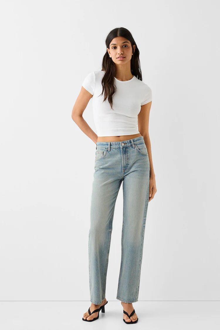 Джинсы Bershka: https://www.bershka.com/de/straight-fit-jeans-c0p158334795.html?colorId=426&stylismId=1