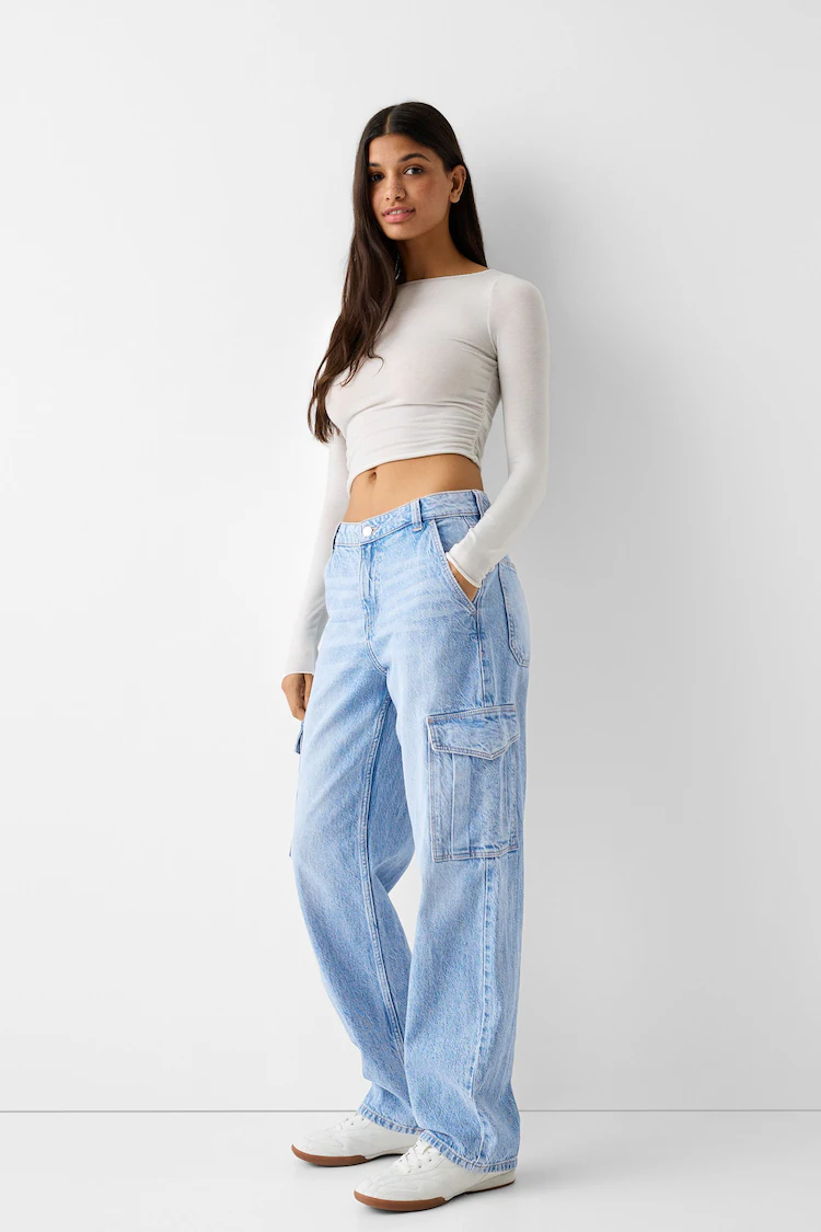 Джинсы Bershka: https://www.bershka.com/de/cargohose-im-straight-fit-c0p149435551.html?colorId=428