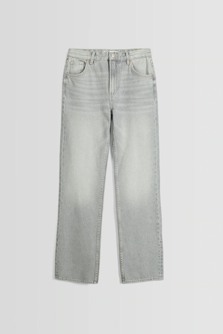 Джинсы Bershka: https://www.bershka.com/de/straight-fit-jeans-c0p152081891.html?colorId=811&stylismId=4