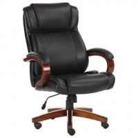 Кресло офисное BRABIX PREMIUM "Magnum EX-701", дерево, рециклированная кожа, черное, 531827: Цвет: Удобное, стильное кресло с деревянными элементами и обивкой из высококачественной рециклированной кожи с расширенной гарантией 24 месяца.
: BRABIX
: 1
: Мебель
: Кресла и стулья, аксессуары
Обивка кресла выполнена из рециклированной кожи - современного материала, созданного из измельченных частиц натуральной кожи. По эластичности и прочности рециклированная кожа максимально близка к натуральной. Материал хорошо пропускает воздух, что положительным образом сказывается на комфорте во время эксплуатаци. Рециклированная кожа износоустойчива, кресло способно сохранять привлекательный внешний вид длительное время.Перфорация в центральной части кресла способствует дополнительной циркуляции воздуха.Механизм качания "мультиблок" обеспечивает комфортное использование за счет качания с плавным ходом и возможностью фиксации сиденья в  5 положениях. "Антишок-эффект" позволяет мягко менять угол наклона спинки.Плотная набивка, широкие деревянные подлокотники с мягкими накладками, высокая спинка и широкое сиденье с плотной набикой - просторные габариты обеспечивают великолепную эргономику данной модели.Сочетание рециклированной кожи с контрастной отстрочкой  и деревянных элементов без сомнений подчеркнут статус своего владельца.Кресло выдерживает нагрузку до 125 кг.Качественное, надежное кресло премиального сегмента.Кресла марки Brabix отличаются современным дизайном, эргономикой, аккуратным исполнением и отличным соотношением цены и качества.