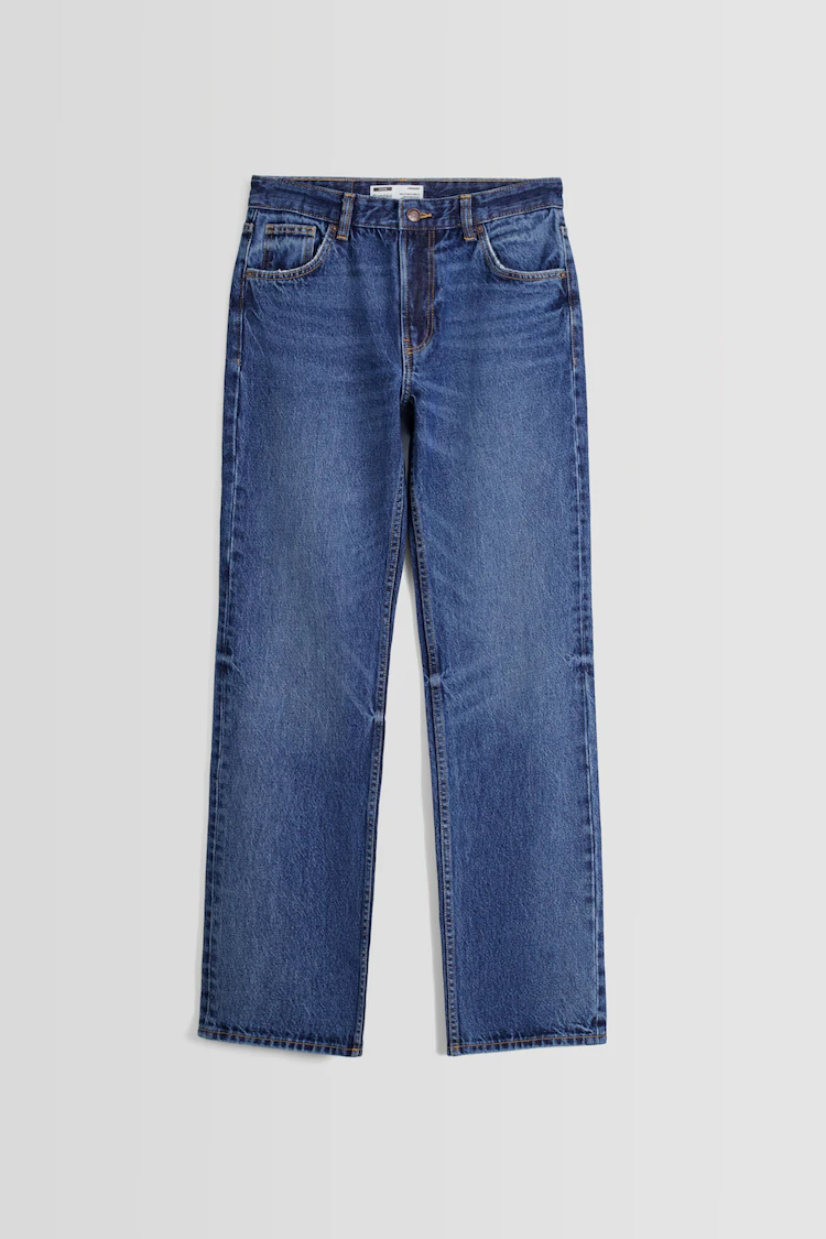 Джинсы Bershka: https://www.bershka.com/de/straight-fit-jeans-c0p152090554.html?colorId=400&stylismId=4