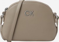 Calvin Klein: http://aboutyou.de/p/calvin-klein/umhangetasche-re-lock-13374084
