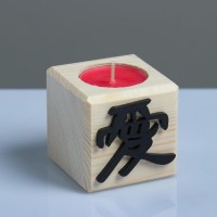 Свеча в деревянном подсвечнике "Куб, Иероглифы. Любовь", аромат вишни: 