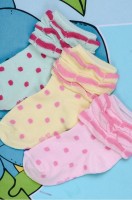 Носки 1 пара ГОЛУБЫЕ  12-14; 14-16 размер: Комплект детских носков для девочек, набор 3 пары. Носочки украшены рюшами и вывязанным принтом горошек. В наборе три пары носков разных цветов: желтый, голубой, розовый. Нарядные носки из натурального хлопка с добавлением эластана и полиамида для комфортной посадки и прочности.
Хлопковые носки для девочек на каждый день в детский сад, на прогулки. Хорошо смотрятся с открытой и низкой обувью.