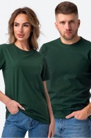 Базовая хлопковая футболка унисекс Happy Fox: Цвет: т.зеленый
Однотонная футболка унисекс выполнена из натурального 100% хлопка. Футболка с коротким рукавом в темно-зеленой расцветке прекрасно подходит мужчинам и женщинам, а также для подростков благодаря широкому размерному ряду. 
Парная футболка – отличный вариант для всей семьи и фэмили лука (family look)! 
Подростковая футболка в зеленом цвете из дышащего трикотажа кулирная гладь приятна к телу и отличается особым комфортом – идеальная летняя одежда. 
Благодаря прямому крою подростковая футболка отлично подходит разным типам фигур, хорошо сидит и не стесняет движений. 
Зеленая базовая футболка универсальна, легко комбинируется с разными предметами женского и мужского гардероба. Как женская футболка, она прекрасно сочетается с сарафанами, юбками и комбинезонами. 
А мужчины могут надевать ее с джинсами, брюками, шортами. 
Хлопковая футболка подойдет для занятий спортом, для работы в офисе, для сна и отдыха, домашних дел. 
Трикотажная футболка не боится стирок, надолго сохраняет первоначальный вид и яркость. Вам может подойти эта модель, если вы ищете спортивную мужскую футболку или повседневную футболку для женщин. 
Широкий размерный ряд, есть большие размеры. 
Модель Ирина, рост 167, параметры 85-61-89 см. На ней футболка 44 размера. 
Модель Артем, его рост 172 см, параметры 113-82-100 см. На нем футболка 50 размера.