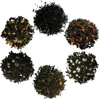 Чай в ассортименте: Традиция – это и есть чай. В отличие от того «чая», который мы находим в чайных пакетиках, классический чай (китайцы называет его красным, зеленым) нравится практически всем, потому с него и нужно начать свой чайный путь. Вкус черного и зеленого чая богатый и гармоничный, объединяющий и терпкость, и сладость. В чайном листе содержатся аскорбиновая, никотиновая и пантотеновая кислоты, которые стабилизируют обменные процессы в организме, ускоряют расщепление жиров и снижают уровень холестерина в крови. Кроме того, чай богат растительными антиоксидантами флавоноидами и тонизирующими теином и кофеином. Чай улучшает работу мозга, стимулирует память и мыслительные процессы. Отказавшись от него, вы можете начать испытывать проблемы с концентрацией на умственной деятельности. Первые ощущения – легкое недомогание или спутанность сознания. Способ заваривания: Чай заваривается из расчета 1 грамм на 100 мл горячей мягкой воды, температурой 75-80 ̊С, время первого заваривания 1-2 мин, при последующих завариваниях, увеличивайте время настоя на 1 мин. Упаковка: жестяная банка объёмом 100 грамм.