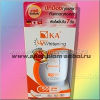 Водостойкий защитный крем от солнца SPF50 от KA 15 грамм: Модель: KA UV Whitening Cream SPF50 PA+++ Наличие: Есть в наличии Вес брутто: 50.00 г

Водостойкий защитный крем от солнца SPF50 от KA 15 грамм KA UV Whitening Cream SPF50 PA+++ Один из самых популярных солнцезащитных кремов в Таиланде, с формулой без масел, без алкоголя, с добавлением витамина В3 и увлажняющим агентом – водостойкий крем от солнца с высокой степенью защиты SPF50 является безусловным лидером продаж среди подобных солнцезащитных средств в Таиланде. Водостойкий защитный крем от солнца SPF50 от KA надежно защитит кожу лица и шеи от солнца, которое является основной причиной появления темных кругов, темных пятен и преждевременного старения кожи. Безжировая формула защитного крема от солнца SPF50 от KA разработана на водной основе и не содержит в составе масел, и поэтому крем совершенно нелипкий, буквально тает на коже, впитывается через 5-10 секунд после нанесения. Лицо после нанесения защитного крема от солнца SPF50 от KA получается словно припудренное, совершенно без жирного блеска. Крем также содержит экстракт семян подсолнуха, который ухаживает за Вашей кожей во время пребывания на солнце и не дает ей терять природную влагу. Крем от солнца от тайского производителя KA обладает очень высокой степенью защиты SPF50 PA+++. Объем: 15 грамм, удобный формат тюбика для сумки или косметички. Произведено в Таиланде.  