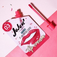 Чудо-помада JuJu Ne - стойкая, бархатная, матовая: Цвет: 06 mocha martini; 05 peach lover; 02 orange spell; 01 wonder pink; 04 blossom sweet; 03 miracle of red; 07 brick brownie
Модель: JuJu Ne Magic Color Butter Matte Lip Cream Наличие: Есть в наличии Вес брутто: 10.00 г

Чудо-помада JuJu Ne - стойкая, бархатная, матовая  JuJu Ne Magic Color Butter Matte Lip Cream Чудо-помада с особой маслянистой текстурой, легко растушевывается и придет губам матовый бархатный стойкий тон. Матовая помада не так быстро стирается. И если слой глянцевой помады приходится обновлять после каждого приема пищи, то матовая стойко переживет завтрак, обед и ужин Чудо-помада JuJu Ne содержит в составе экстракт кактуса, витамин С и масло арганы, что помогает сохранить губы влажными и здоровыми. Стойкая матовая чудо-помада JuJu Ne дает по-настоящему яркий оттенок и без растекания. На выбор 7 красивых матовых оттенка помады: 01 – wonder pink   02 – orange spell 03 – miracle of red 04 - blossom sweet 05 – peach lover 06 – mocha martini 07 - brick brownie Очень удобная и необычная упаковка помады JuJu Ne Magic – саше с завинчивающейся крышкой-кисточкой для нанесения тона на губы. Произведено в Таиланде.  