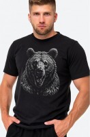 Мужская хлопковая футболка Happy Fox: Цвет: медведь.черный
Оригинальная футболка с принтом Медведь подчеркнет брутальный образ и дополнит повседневный стиль чем-то особенным. Черная футболка выполнена из натурального 100% хлопкового трикотажа.
Стильная футболка из дышащей ткани кулирная гладь приятна к телу и отличается особым комфортом. За счет прямого кроя она отлично подходит разным типам фигур, хорошо сидит и не стесняет движений.
Футболка с рисунком прекрасно комбинируется с разными предметами гардероба, подходит подросткам. Сочетайте ее с джинсами, брюками, шортами, создавая смелые луки. Можно дополнить комплект курткой, жакетом, бомбером и различными аксессуарами. В этой футболке из хлопка вы в любой ситуации будете выглядеть современно.
Трикотажная футболка не боится стирок, надолго сохраняет первоначальный вид и яркость рисунка.
Хлопковая футболка для мужчин – идеальная одежда на лето.
Модель Артем, его рост 172 см, параметры 113-82-100 см. На нем футболка 50 размера.