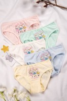 Трусы для девочки 5шт. Donella: Цвет: https://happywear.ru/girls/girl-nignee-belio/girl-underwear-for-girls/6684167
Производитель: Donella
Бренд: Donella
Страна: Турция
Состав: 95% хлопок, 5% эластан
Цвет: микс

Детские трусики для девочек представлены в комплекте, 5 штук и украшены принтом Кошечки балерины и надписью с блестками. Классические трусы слипы нежной расцветки выполнены из хлопкового трикотажа высокого турецкого качества.
Натуральный хлопок приятен к телу и позволяет коже дышать. Добавление эластана в состав обеспечивает комфортное облегание и высокую прочность ткани. Мягкие резинки в проймах и поясе не отвлекают внимание ребенка. Трикотажное белье практически незаметно под детской одеждой, сохраняет прекрасный внешний вид после многократных стирок. Все швы ровные и аккуратные, предусмотрена хлопковая ластовица.
Детские трусики не стесняют движений, обеспечивая комфорт в течение всего дня. Девочкам будет удобно дома, в садике, в школе и где бы они не находились. Милый рисунок будет оценен по достоинству и понравится каждой обладательнице.
Размер 2/3: А:20 см; B:21 см; C:15 см; D: 5 см.
Размер 4/5: А:21 см; B:22 см; C:17 см; D: 5 см.
Размер 6/7: А:23 см; B:24 см; C:18 см; D: 6 см.
Размер 8/9: А:24 см; B:25 см; C:18 см; D: 6 см.
*замеры выборочные, могут незначительно отличаться.