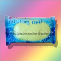 Освежающее влажное полотенце: Цвет: https://shop.siam-sabai.ru/index.php?route=product/product&path=100&product_id=1061
Модель: Towel Refreshing Наличие: Есть в наличии Вес брутто: 200.00 г

Освежающее влажное полотенце из Тайланда Освежающие влажные хлопчатобумажные тайские полотенца обладают антисептическими свойствами, отлично очищают, освежают и увлажняют кожу. Влажное полотенце РН сбалансировано, его можно использовать для очищения лица и тела. Полотенце обладает мягкой текстурой, гипоаллергенное, подходит для чувствительной кожи, в том числе для младенцев. Влажные полотенца из Тайланда практичны и удобны, незаменимы в путешествии, занятии спортом или отдыхе на природе. Тайское влажное полотенце не содержит спирта и парабенов, обладает легким освежающим ароматом, оставляя после себя ощущение чистоты и свежести. В зависимости от времени года влажное полотенце можно использовать горячим или холодным. Размер освежающего полотенца: 11x28 см. Махровое, 100% хлопок.  Произведено в Таиланде.