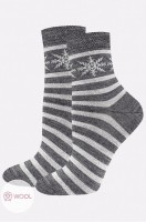 Женские шерстянные носки Брестские: Цвет: т.серый
Теплые женские носки выполнены из приятной к телу пряжи с добавлением шерсти. Высокие носки  в полоску серого цвета идеальны для уютных зимних вечеров в компании пледа и какао.
Мягкая пряжа из овечьей шерсти делает носки теплыми и идеальными для осени и зимы. Благодаря полиамиду и эластану в составе они сохраняют форму и цвет даже после частых стирок и будут радовать девушку не один сезон.
Термо носочки нежно облегают ноги и не сползают при активных движениях благодаря плотной вязке. Эластичная резинка плотно прилегает и не сдавливает кожу.
Термоноски с принтом подходят прогулок зимой, для отдыха дома и путешествий. Такие носки оценят те, кто любит проводить время на свежем воздухе. Термо носки в полосочку станут отличной заменой домашним тапочкам.
Удлиненные носки с рисунком подойдут женщинам и девочкам-подросткам. Шерстяные носки станут приятным дополнением к подарку на Новый год или Рождество!